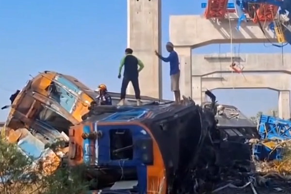 Tayland'da vinç trenin üzerine devrildi: En az 32 ölü<