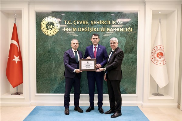 Başkan Çenet'ten Bakan Kurum'a “Fahri Hemşehrilik” beratı 