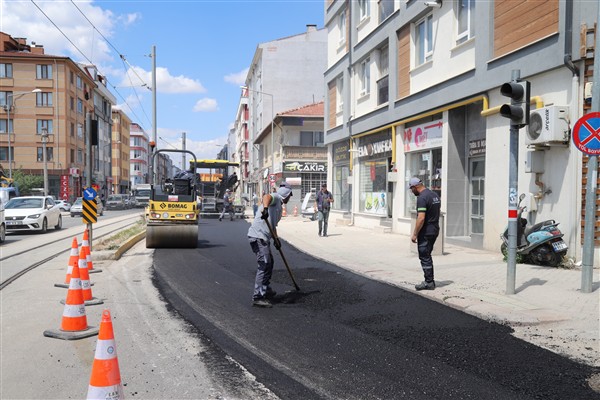 Eskişehir’de asfalt bakım ve onarım çalışmaları sürüyor<