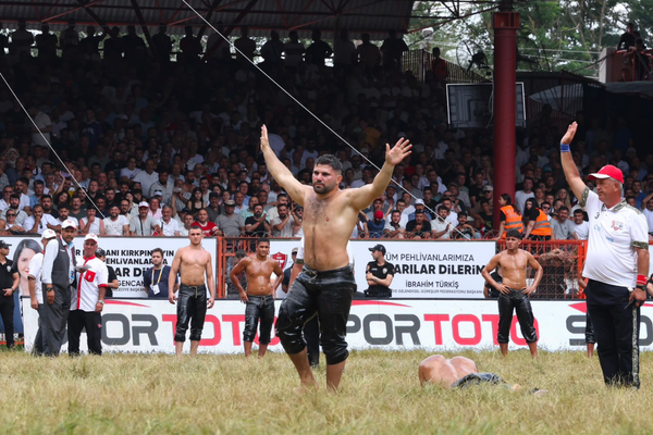Antalya Büyükşehir Belediyesi Spor Kulübü sporcusu Erkan Taş Kırkpınar’da Başpehlivan oldu<