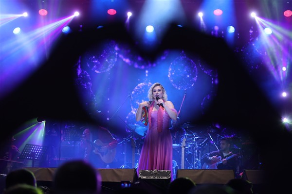 4. Uluslararası Antalya Yörük Türkmen Festivali’nde Funda Arar coşkusu 