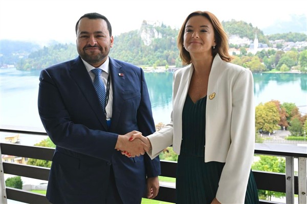 Al Khulaifi, Bled Stratejik Forumu'nda ikili görüşmeler yaptı<
