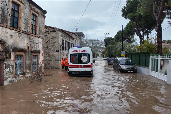 Foça’da etkili olan yağış sonrası ekipler seferber oldu<