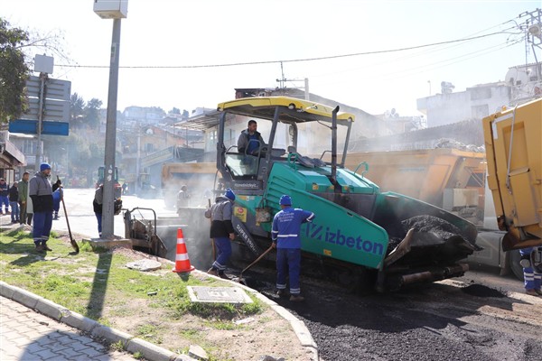 İzmir'de asfalt çalışmalarına devam ediliyor