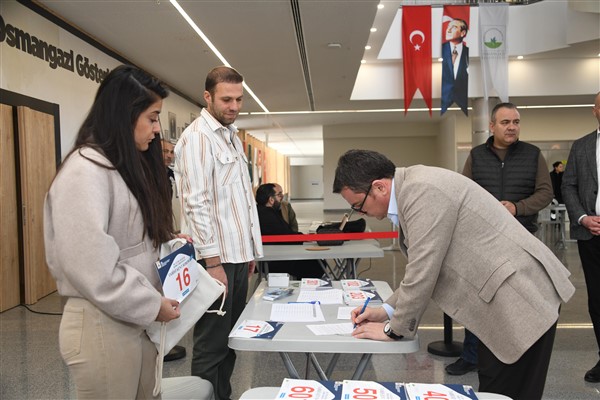 Uluslararası Osmangazi Tarihi Kent Koşusu öncesi sporcular numaralarını aldı<