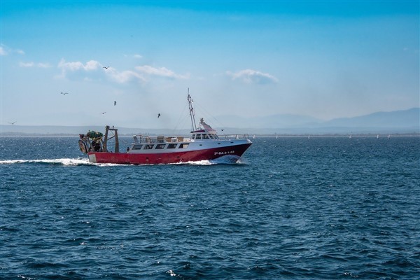 Çanakkale Kilitbahir Kalesi önlerinde arızalanan tekne, Çanakkale Marina'ya yanaştırıldı
