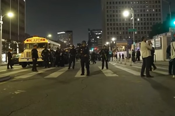 Los Angeles'taki protestoların ardından sokağa çıkma yasağı getirildi<