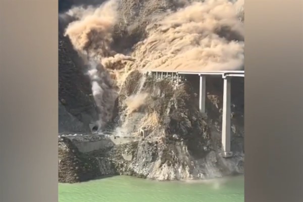 Çin'de yeni açılan bir köprü kısmen çöktü