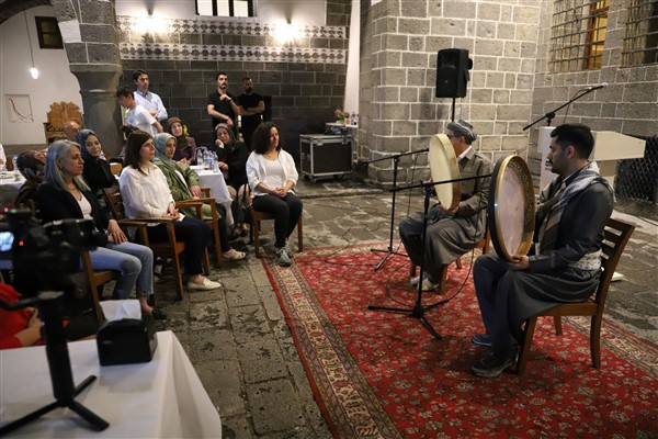 Eş Başkan Bucak, İran’dan gelen erbane sanatçıları ile bir araya geldi<