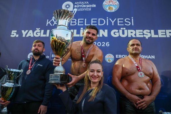 Kaş Yağlı Güreşleri’nin başpehlivanı Erkan Taş oldu<