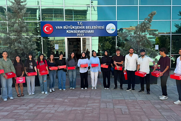 Van’da 21 öğrenci üniversitelerin ilgili bölümlerine yerleşti<