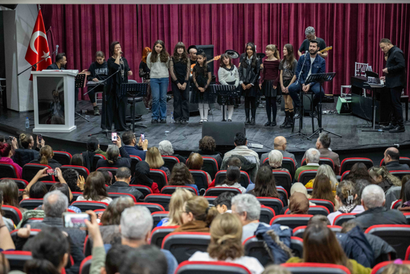 Bornovalı çocuklar, Barış Manço ve Cem Karaca şarkıları seslendirdi<