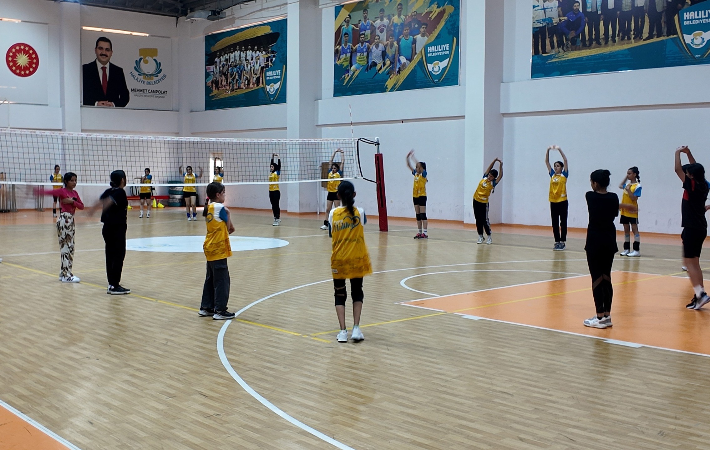 Haliliye Belediyesi'nden gençlere yönelik voleybol kursu