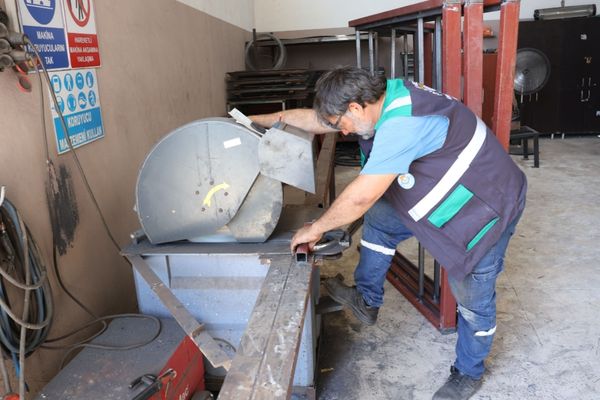 Haliliye Belediyesi kent mobilyalarını kendi atölyelerinde üretiyor