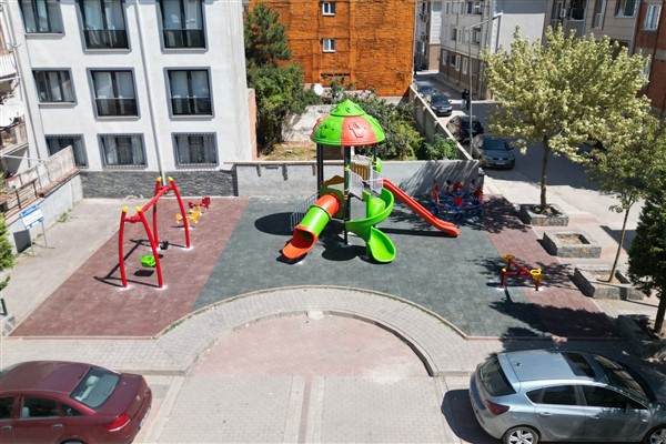İnegöl Belediyesi eskiyen çocuk parklarını yeniliyor<