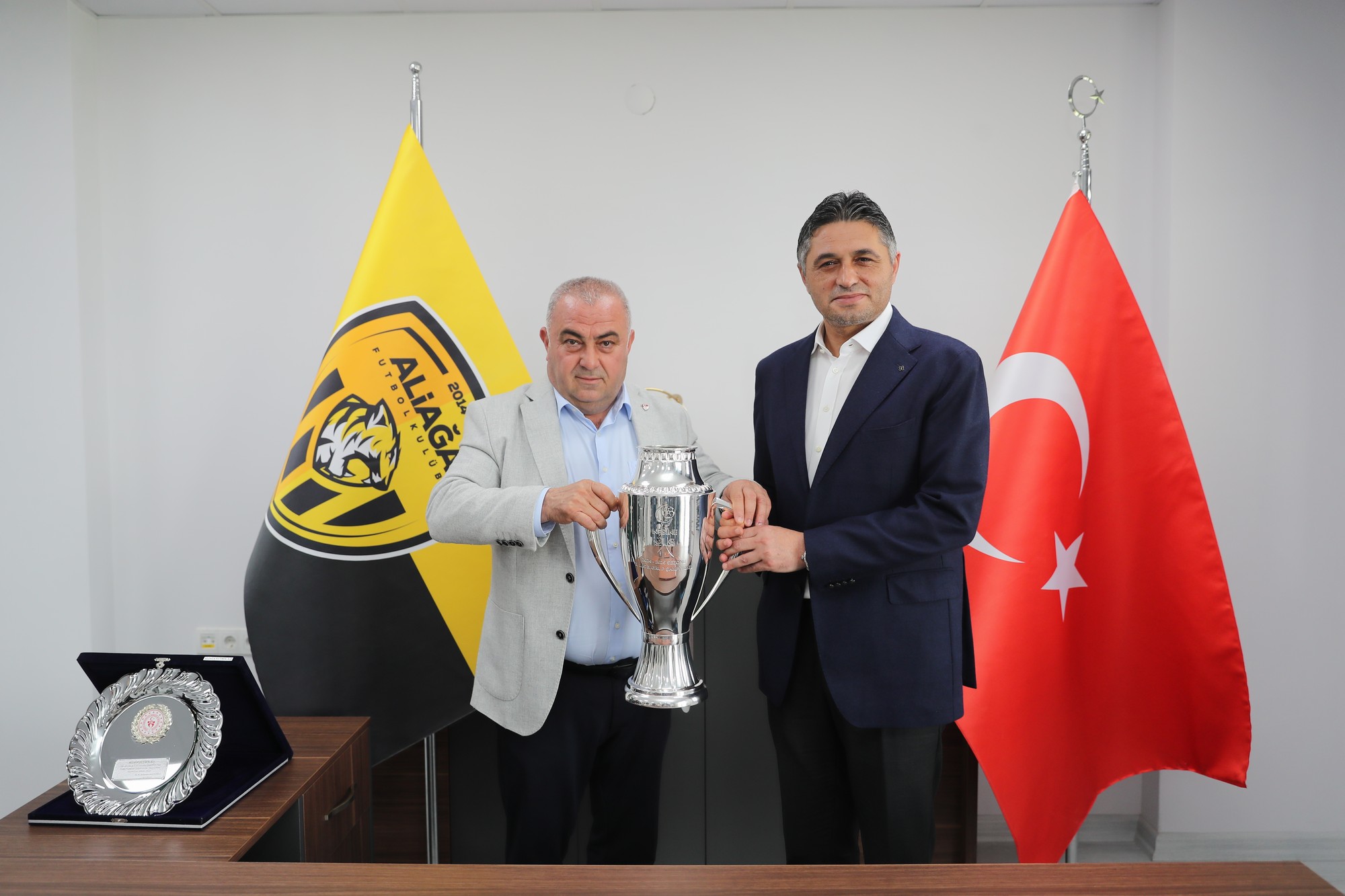 Aliağaspor FK, şampiyonluk kupasını teslim aldı<