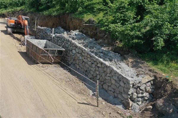 Ordu Büyükşehir'den Akkise'de taş duvar çalışması