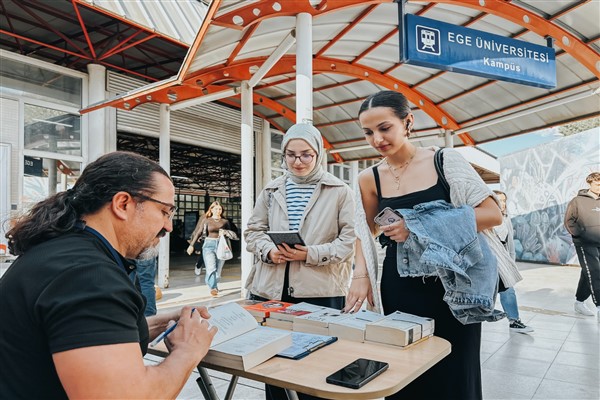 Gezici Kütüphane, Ege Üniversitesi Metro durağında<