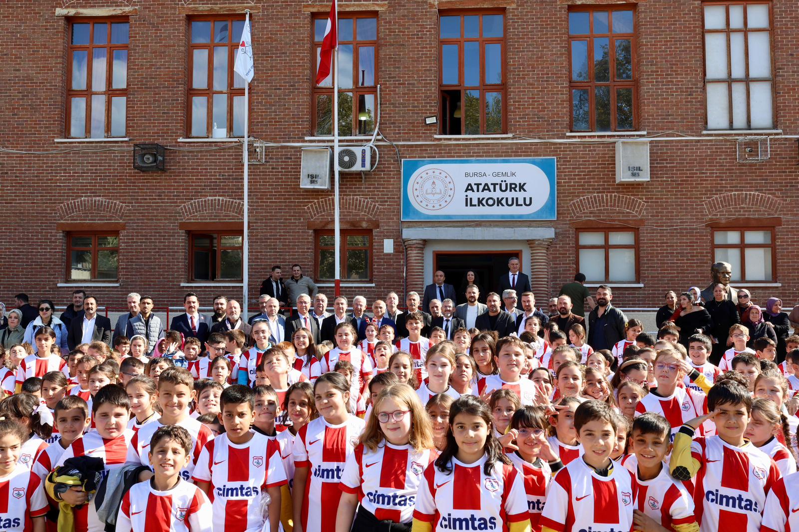 Gemlikspor'dan minik öğrencilere sürpriz