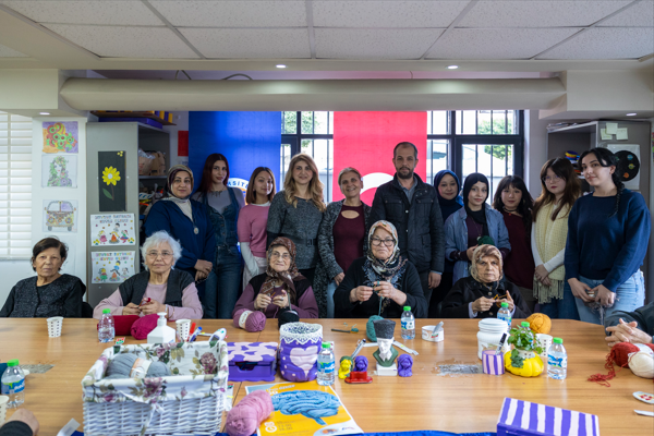 Gülümse Alzheimer Yaşam Merkezi'de hastalar, öğrencilerle etkinlik yaptı