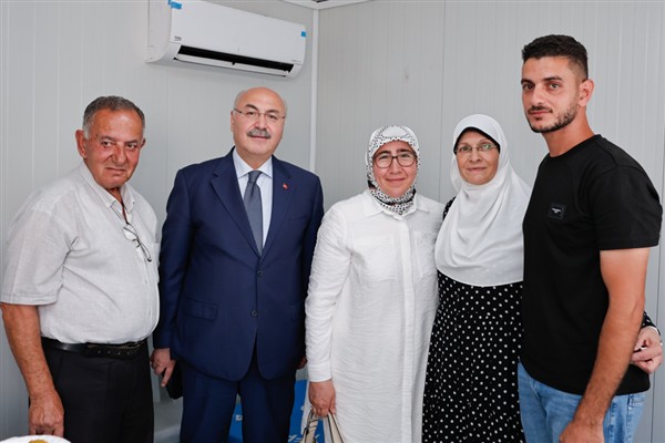 Vali Köşger’den Filistinli ailelere ziyaret 
