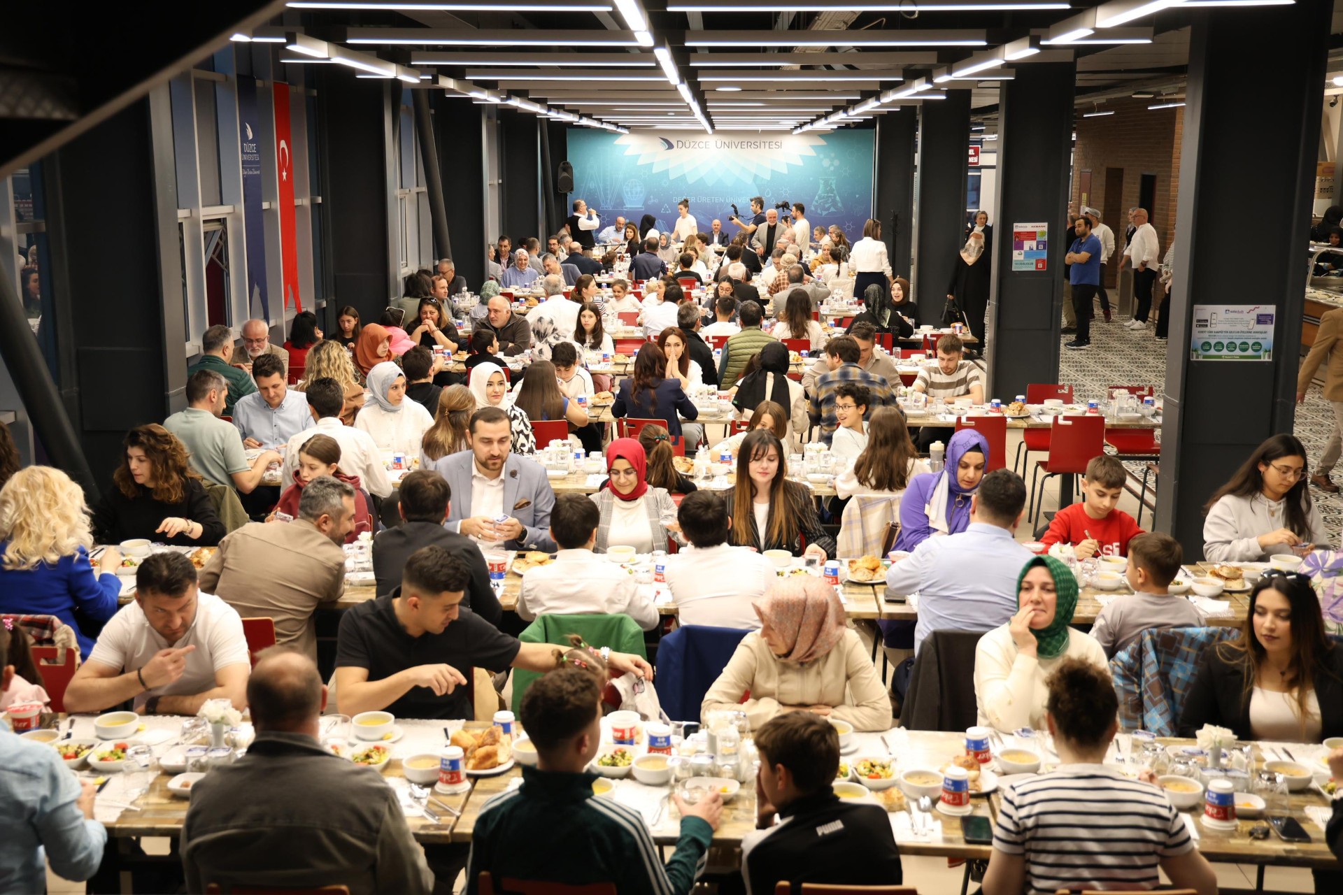 Düzce Üniversitesi mensupları iftar programında bir araya geldi<