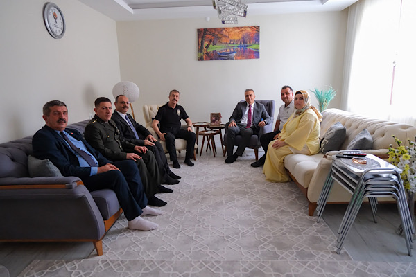 Vali Çiçek, gazi Bayram Ali Koşar'ı ziyaret etti<