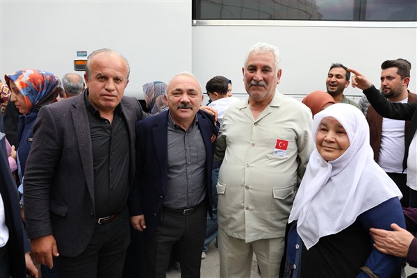 Başkan Esen umre yolcularını uğurladı<