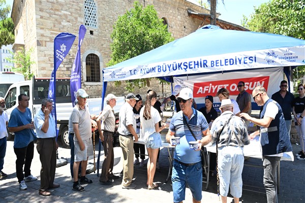 Aydın Büyükşehir Belediyesi’nden vatandaşlara aşure ikramı<