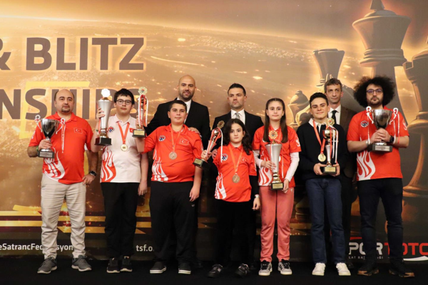 Bakan Bak’tan milli satranççılar için tebrik mesajı<