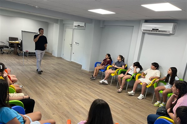 İzmir Çocuk Meclisi’nde ‘Akran Zorbalığı Eğitimi’<