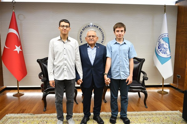 Büyükkılıç, YKS’de Türkiye derecesi yapan öğrencilerle görüştü<