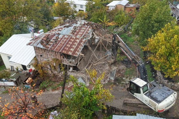 Gemlik’te hasarlı bina yıkıldı