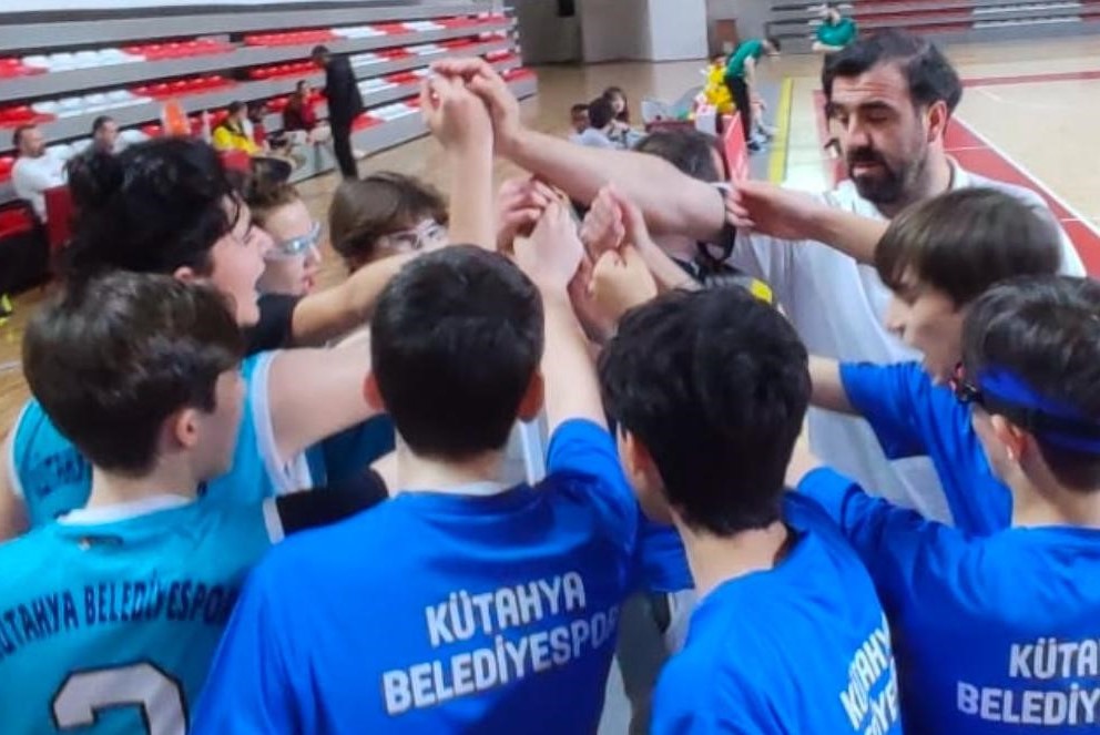 Kütahya Belediyespor basketbol oyuncularından kupa<