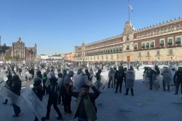 Meksika'da hükümete karşı protestolarda 120 kişi yaralandı<