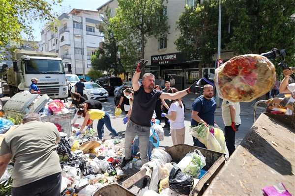  Başkan Duman, vatandaşlarla çöp topladı<