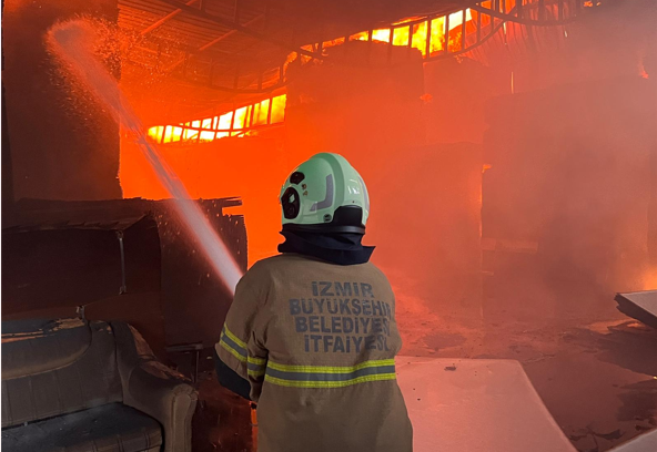 Buca’da sanayi sitesinde yangın<