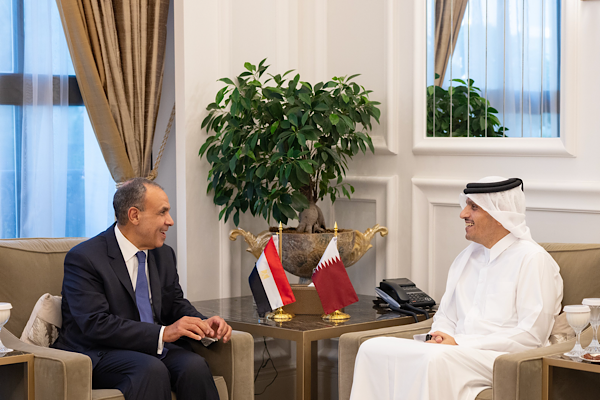 Katar Başbakanı Al-Thani, Mısır Dışişleri Bakanı ile bölgesel gerilimi görüştü<