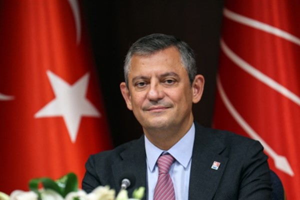 Özel, Manisa'da bayram namazı kıldı ve şehit aileleriyle bayramlaştı