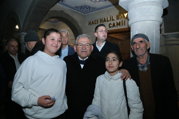 Başkan Büyükkılıç, teravih namazı sonrası vatandaşla buluştu<