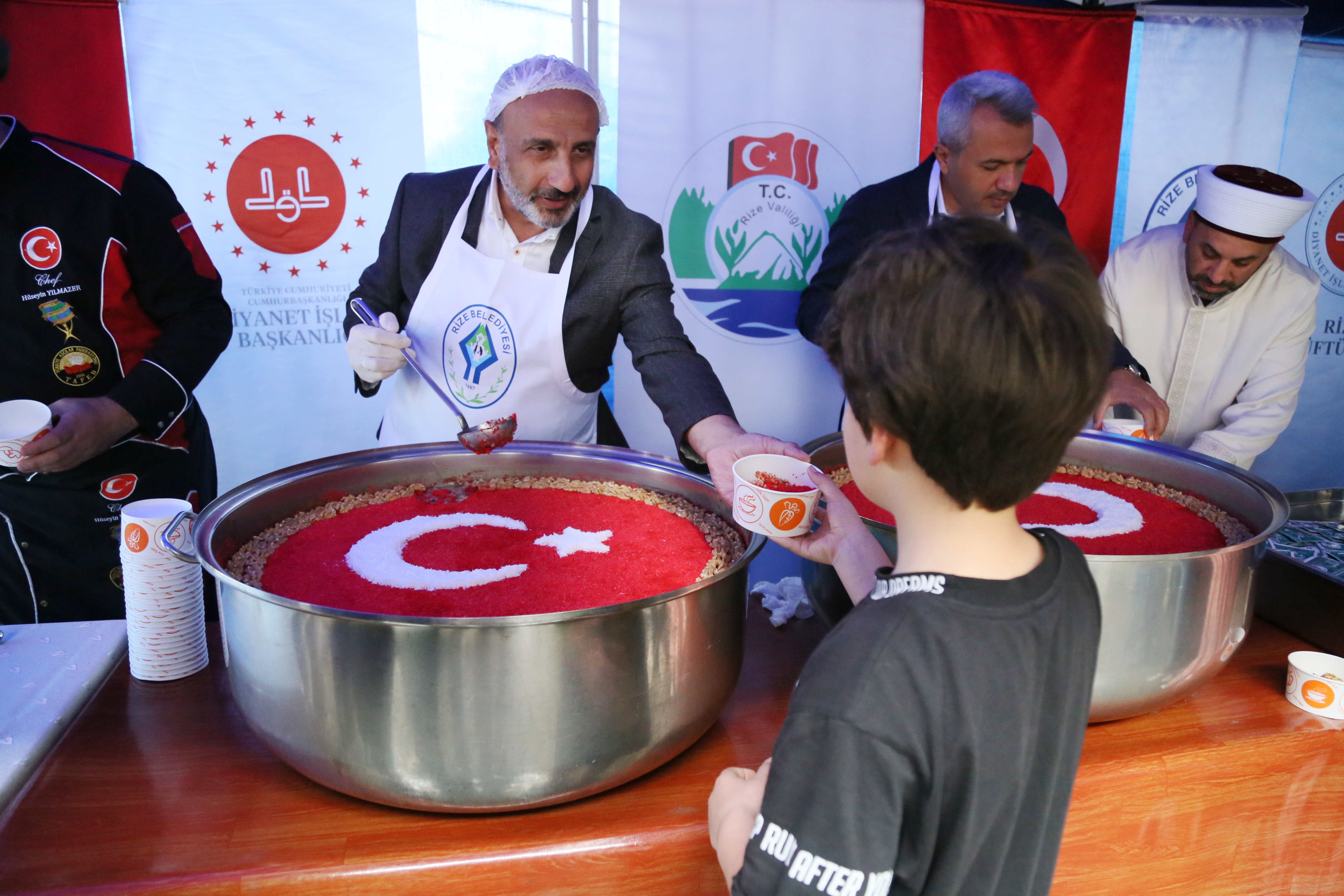 Ay yıldızlı aşureler Rize'de vatandaşlara ikram edildi<