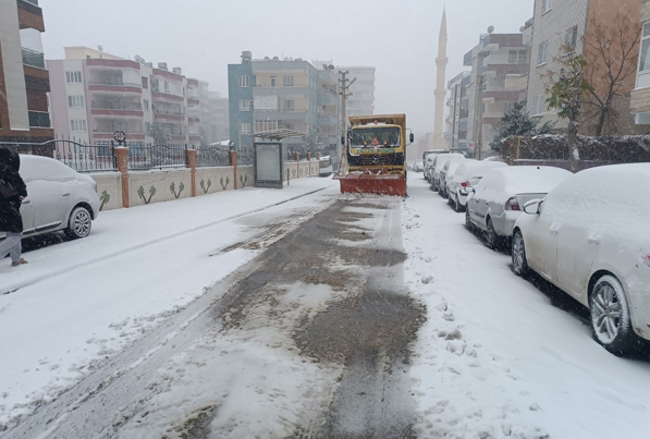 Haliliye’de kar mücadelesi devam ediyor<