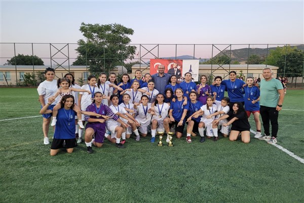 Konak Belediyespor, U13 ve U15 Kız Futbol Liglerinde şampiyon oldu<