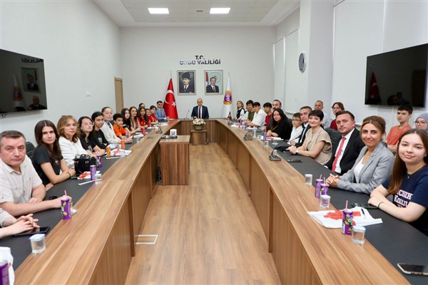 Vali Erol, TÜBİTAK yarışmalarında dereceye giren öğrencileri kutladı<