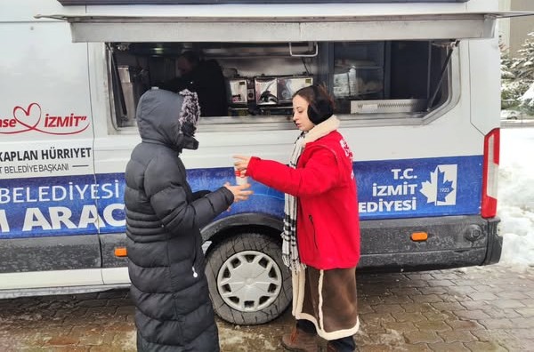 İzmit Belediyesi MSÜ sınavı öncesi öğrencilere çorba ikram etti<