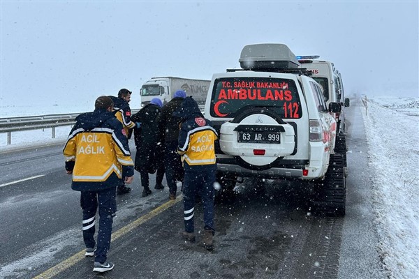 Şanlıurfa'da karla kapanan yolda hastalara paletli ambulans ile ulaşıldı<