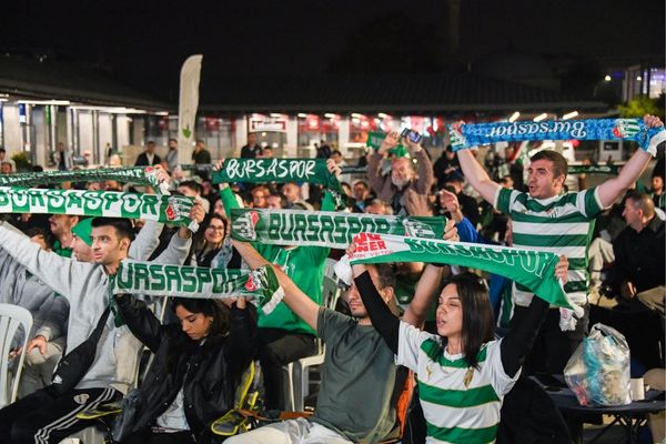 Bursaspor’un 4-2’lik galibiyet coşkusu Osmangazi Meydanı’na taşındı<