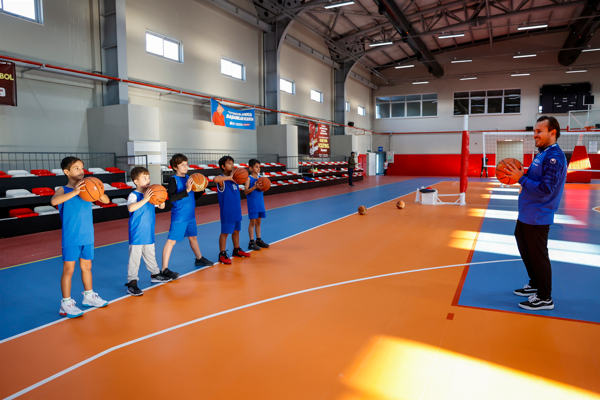 Kaş Ova Spor Salonu'nda birçok alanda eğitim veriliyor
