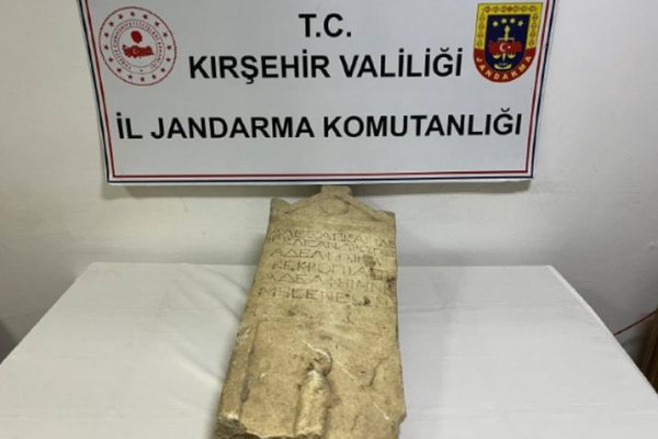 Kırşehir’de Roma dönemine ait olduğu değerlendirilen mezar taşı ele geçirildi<