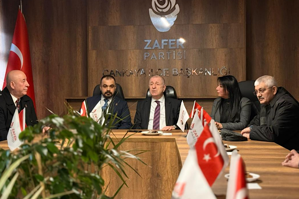 Özdağ, Zafer Partisi Çankaya İlçe Başkanlığı yeni hizmet binasını ziyaret etti<